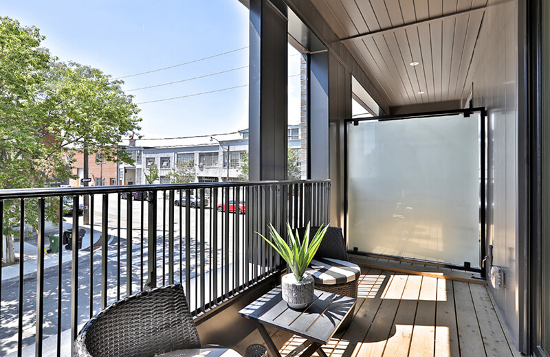 Piano Towns Suite Balcony and Street View